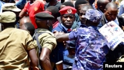 Hoogganaan garee mormituu mormituu , Boobii Waayin poolisii biyyattin yeroo gabaabaaf hidhamee ture