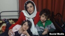 نرگس محمدی فعال مدنی در کنار دو فرزندش که اکنون در فرانسه و نزد پدرشان زندگی می‌کنند