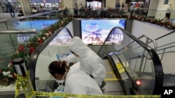 在美国佛罗里达州劳德代尔堡机场，工人清洁扶梯（2017年1月7日）