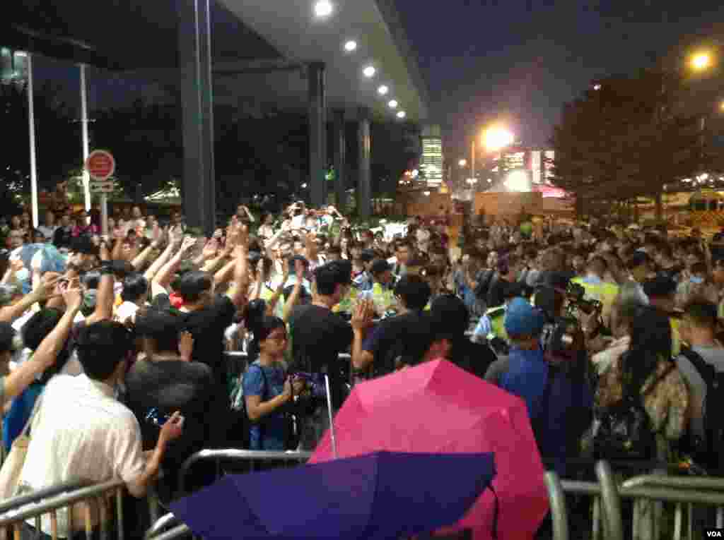 港警方清场公民广场 外界批使用过分武力（美国之音海彦拍摄） 