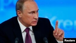 ولادیمیر پوتین در سخنرانی آخر سال خود. در مسکو. ۱۸ دسامبر۲۰۱۴