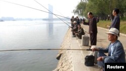 북한 평양 대동강에서 노인들이 낚시를 하고 있다. (자료사진)