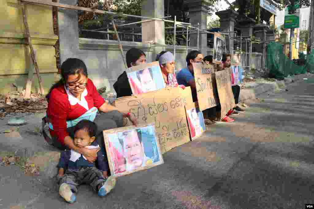 ក្រុម​គ្រួសារ​ និង​អ្នក​គាំទ្រ​លោក​ រ៉ាត់ រត្នមុនី​ ​អ្នក​បកប្រែ​ភាពយន្ត​ឯកសារ «ម្តាយ​ខ្ញុំ​លក់​ខ្ញុំ»​ កំពុង​អង្គុយ​ខាងមុខ​ស្ថានទូត​រុស្ស៊ី​ប្រចាំ​កម្ពុជា​​ដើម្បី​សុំ​អន្តរាគមន៍​​ពី​ស្ថានទូត ជា​លើកទី​៤ នៅ​ថ្ងៃទី៦ ខែកុម្ភៈ ឆ្នាំ២០១៩។