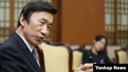 26일 윤병세 한국 외교부 장관이 서울 종로구 도렴동 외교부 청사에서 '연합뉴스'와 인터뷰를 하고 있다. 