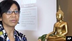 អ្នកស្រី​សាស្ត្រាចារ្យ​នូ លក្ខិណា ​ប្រធាន​វិទ្យាសា្ថន ​ASRIC​ ពេល​សម្ភាសន៍​ជាមួយ​វីអូអេ ​ខ្មែរ​នៅ​ក្រុង​ឡងប៊ិក ​រដ្ឋ​កាលីហ្វ័រនីញ៉ា។​