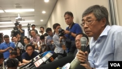 铜锣湾书店店长林荣基在记者会上称，去年10月在深圳被公安扣押，之后乘动车被带到了宁波。