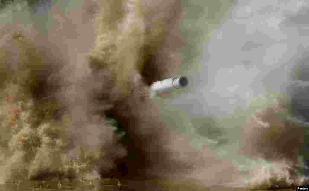 រថក្រោះ A T-72 បើក​កាត់​ផ្លូវ​របស់​ការ​ប្រកួត​រងក្រោះ Tank Biathlon ដែល​ជាផ្នែក​នៃ​កីឡា​របស់​កងទ័ព​អន្តរជាតិ​ឆ្នាំ​២០១៧ នៅភូមិ​ Alabino ខាងក្រៅ​ទីក្រុង​ Moscow ប្រទេស​រុស្ស៊ី។​​​​