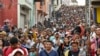 Rombongan migran memulai perjalanan mereka menuju Mexico City dari Tapachula, negara bagian Chiapas, Meksiko, pada 23 April 2023. (Foto: AP/Edgar Hernandez Clemente)