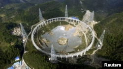 2015年11月26日500米单口径射电望远镜（FAST）正在贵州平塘县克度镇金科村建设中