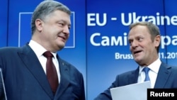 Украинский президен Петр Порошенко и президент Европейского совета Дональд Туск на саммите ЕС-Украина в Бельгии, ноябрь 2016 года