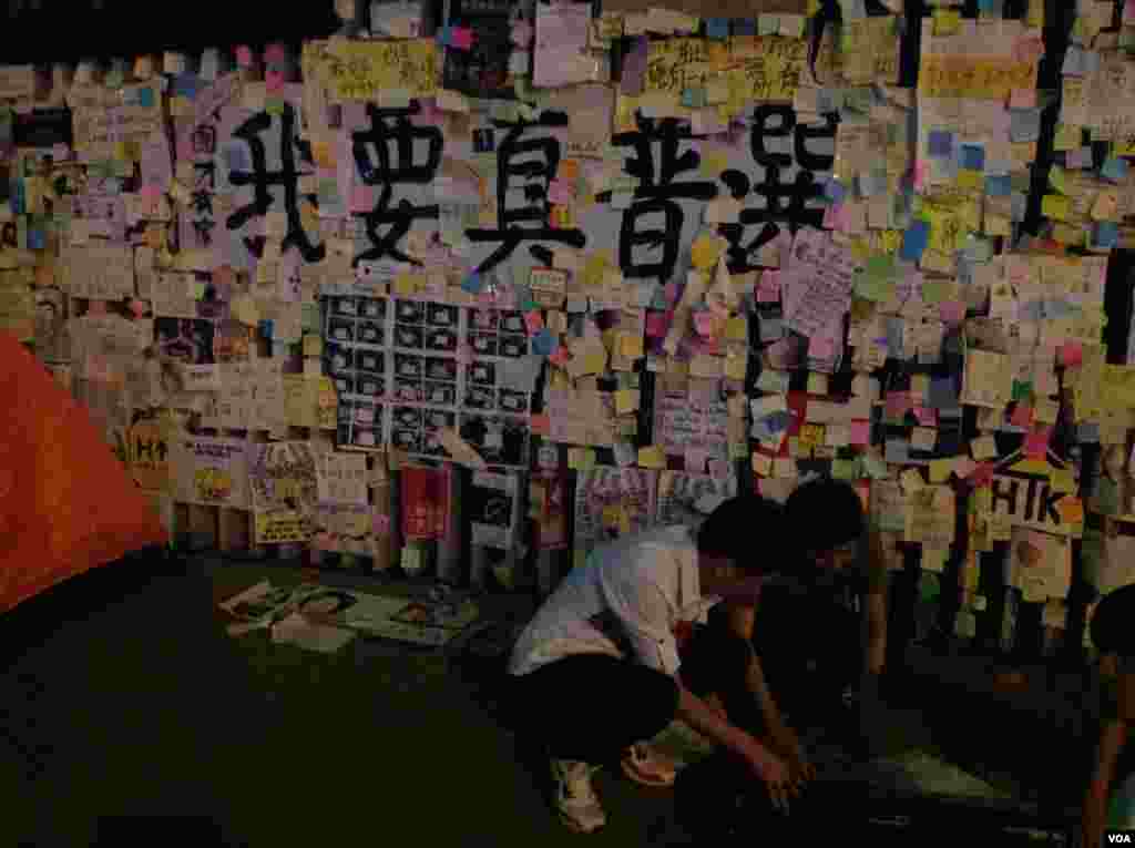 数以千计的学生和市民在金钟雨伞广场声援学联代表 (美国之音图片/海燕拍摄)