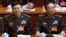 中共中央军委原政治工作部主任张阳（左）与中共中央军委原联合参谋部参谋长房峰辉在北京人大会堂参加全国人大会议。（2017年 3月8日）