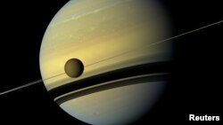 Титан на фоне Сатурна