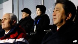 지난해 2월 강원도 평창에서 열린 2018 평창동계올림픽 개막식에 아베 신조 일본 총리(앞줄 오른쪽)와 마이크 펜스 미국 부통령이 참석했다. 뒷줄에는 김영남 북한 최고인민회의 상임위원장과 김정은 북한 국무위원장의 여동생인 김여정 노동당 중앙위 제1부부장이 앉아있다. 