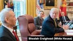 2019年4月4日在白宫总统办公室，美国总统特朗普与美国贸易代表莱特希泽、财政部长姆努钦会见中国国务院副总理刘鹤。