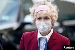 جین کارول نویسنده مدعی است که حدود سی سال پیش آقای ترامپ در یک فروشگاه بزرگ به او تجاوز کرده است.