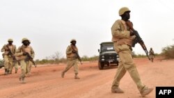 Des soldats burkinabés lors d'un entraînement avec des instructeurs de l'armée autrichienne, près de Ouagadougo au Burkina Faso, le 13 avril 2018.