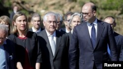 از راست آنجلینو آلفانو وزیر خارجه ایتالیا، رکس تیلرسون وزیر خارجه آمریکا و فدریکا موگرینی مسئول سیاست خارجی اتحادیه اروپا