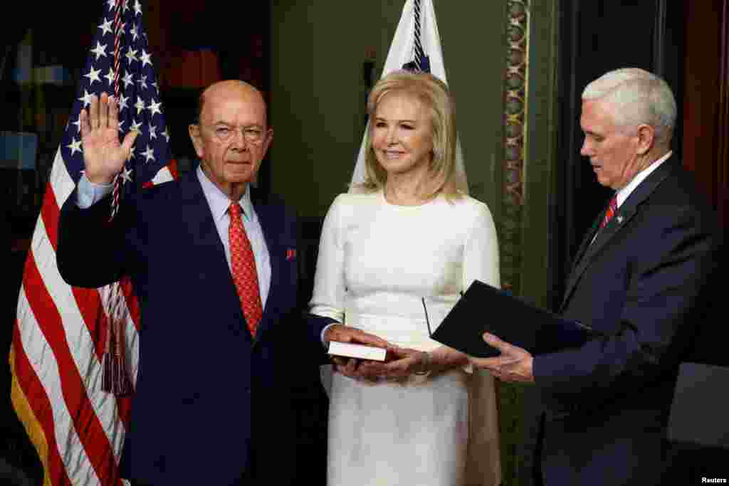 威尔伯&middot;罗斯（Wilbur Ross）在彭斯副总统主持下宣誓就职美国商务部部长，她的夫人在场，手持圣经（2017年2月28日）