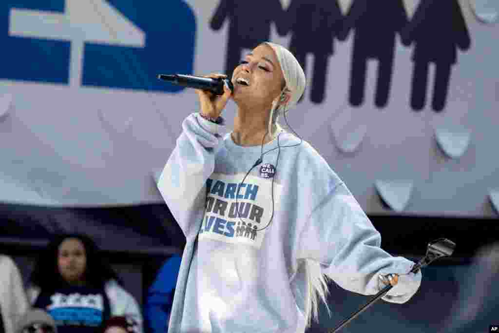 Ariana Grande se produit lors du rassemblement &laquo;March for Our Lives&raquo; en faveur du contrôle des armes à feu à Washington, le 24 mars 2018. 