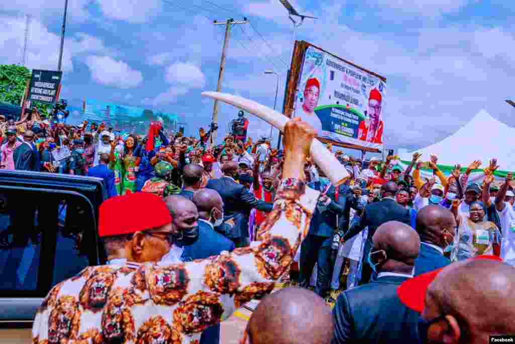 Lokacin da jama&#39;a suka taru don gaisawa da Buhari&nbsp;(Facebook/Femi Adesina)