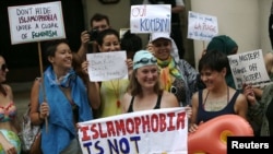 2016年8月25日，英国伦敦的抗议者在法国大使馆外抗议法国对布基尼的禁令。