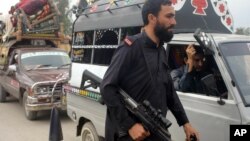 파키스탄 키버 토착민 지구에서 정부군과 무장단체의 교전이 계속되자 6일 피난 행렬 차량을 보안군이 확인하고 있다.