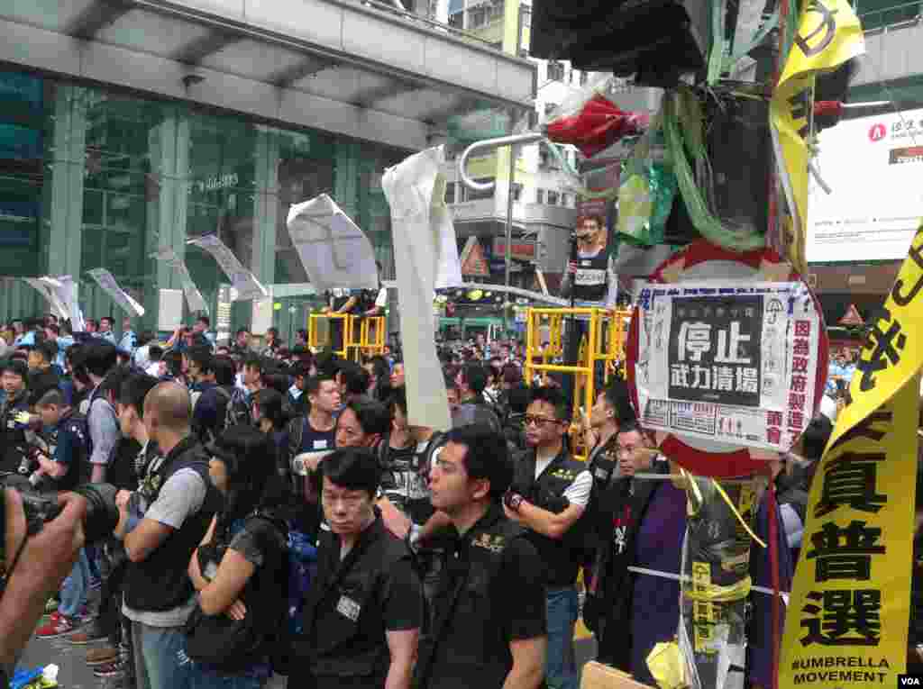 香港警方星期三上午展开强行清场行动（美国之音海彦 拍摄)。