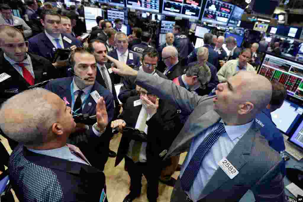 អ្នកជំនាញ​លោក Philip Finale (ខាងស្តាំ) ធ្វើ​ការ​ដឹកនាំ​ការបញ្ជា​ទិញលក់​ហ៊ុន​តាម​ប្រព័ន្ធ​ LinkedIn នៅ​អាគារ​ទិញ​លក់​ភាគហ៊ុន​បូរី​ញូវយ៉ក។ ក្រុមហ៊ុន Microsoft បាន​និយាយ​ថា ខ្លួន​កំពុង​ទិញ​យក​ប្រព័ន្ធ​ទំនាក់ទំនង​សង្គម​ LinkedIn ក្នុង​ទឹក​ប្រាក់​ ២៦,២ ពាន់​លាន​ដុល្លារ។&nbsp;