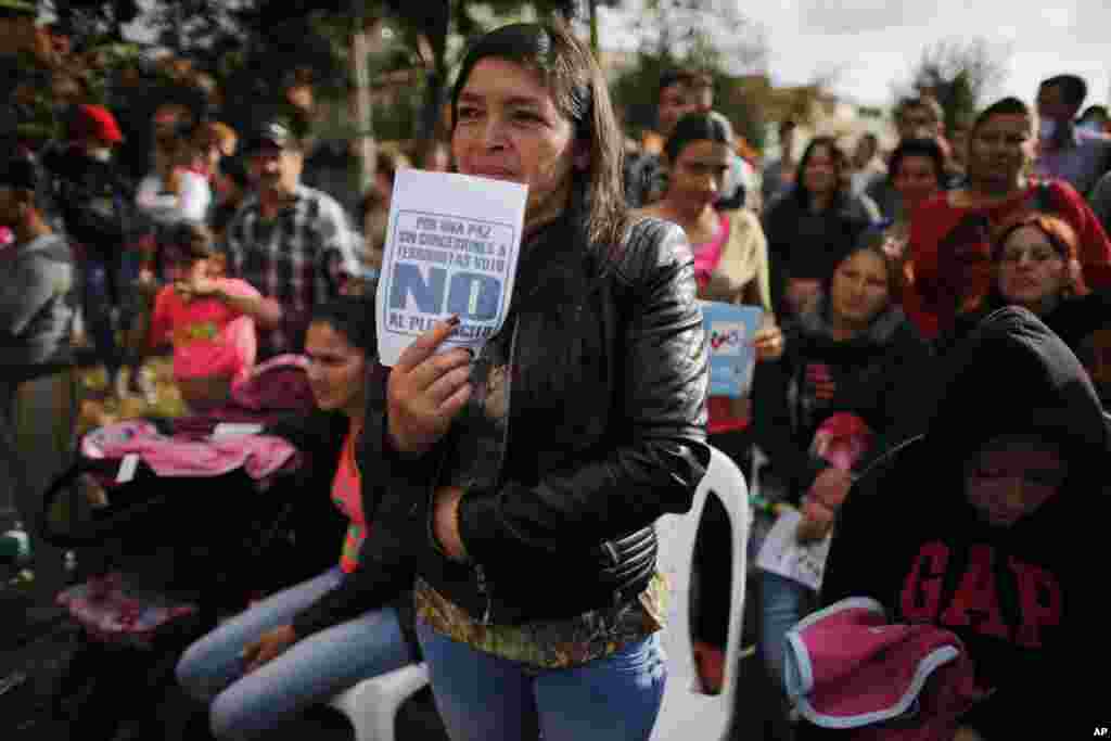 این یکی از تجمع های مخالفان توافق صلح دولت با شورشیان چپگرای فارک است.