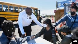 انتظار می رود که سازمان غذا و داروی امریکا واکسن کووید۱۹ شرکت فایزر را برای نوجوانان ۱۲ تا ۱۳ ساله بزودی تایید کند (عکس از آرشیو)