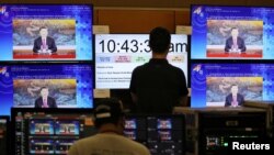 ពលរដ្ឋ​មើល​អេក្រង់​ដែល​បង្ហាញ​ពី​ប្រធានាធិបតី​ចិន​លោក Xi Jinping ក្នុង​ពេល​ថ្លែង​សុន្ទរកថាតាមអនឡាញ នៅ​ក្នុង​វេទិកា​មួយ​របស់ APEC ដែល​ធ្វើឡើង​នៅ​ទីក្រុង Kuala Lumpur ប្រទេសម៉ាឡេស៊ី ថ្ងៃទី១៩ ខែវិច្ឆិកា ឆ្នាំ២០២០។