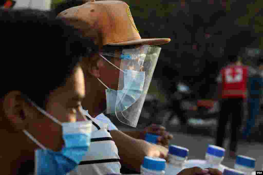 COVID-19 ကူးစက်ပျံ့နှံ့မှု ထိန်းချုပ်နိုင်ရေး စစ်ကိုင်းမြို့မှာ မြို့အဝင်အထွက် တင်းတင်းကျပ်ကျပ် စစ်ဆေးနေတဲ့မြင်ကွင်း။ (စက်တင်ဘာ ၂၇၊ ၂၀၂၀။)