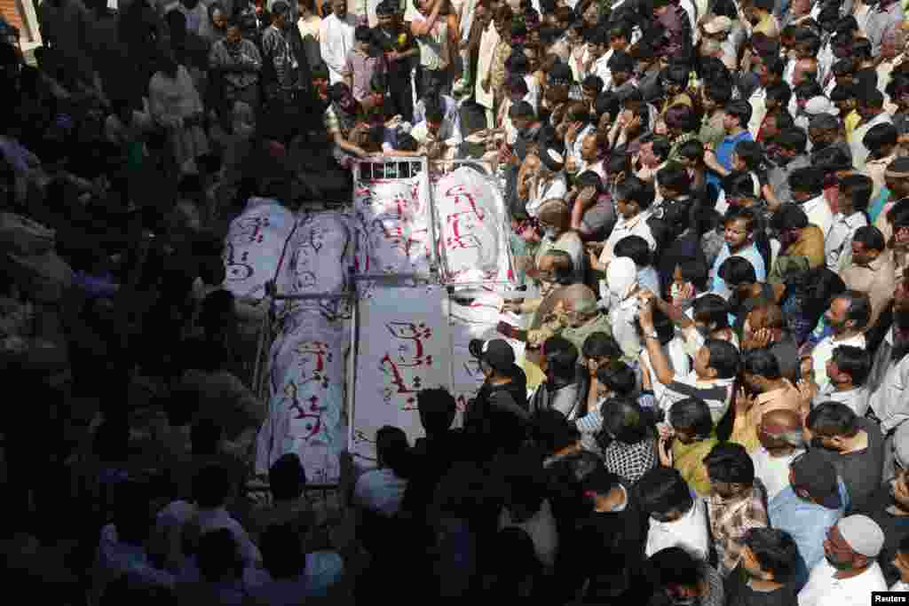 Shi&#39;ite Muslims attend funeral prayers who those killed in a bomb attack a day earlier in Karachi, Pakistan, March 4, 2013. 