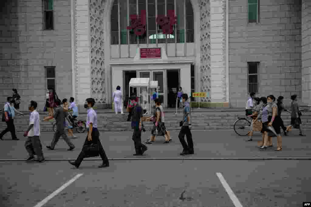 북한 평양 기차역 입구에 체온 측정과 손 소독 등을 하는 부스가 설치됐다.