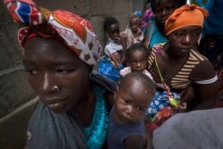 Wanawake wanatafuta hifadhi katika mji wa Pemba, Msumbiji baada ya kukimbia mashambulizi ya bunduki huko Palma Kaskazini ya Msumbiji, Aprili 19, 2021.