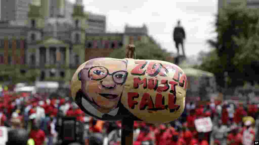 En Afrique du sud, les habitants manifestent contre le président Jacob Zuma et demande sa résignation alors que le rapport sur la corruption vient d&rsquo;être publié, le 2 novembre 2016.