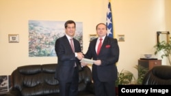 Ambasador SAD u BiH Eric Nelson predaje kopije akreditvnih pisama Mirsadu Bešiću, šefu Odjela za diplomatski protokol Ministarstva vanjskih poslova BiH