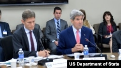克里国务卿与人权助卿马利诺夫斯基出席第19届美中人权对话 （照片来源：美国国务院）