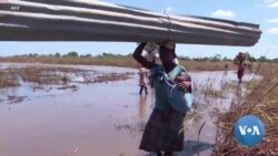 Les survivants du cyclone Idai au Mozambique tentent de s'organiser