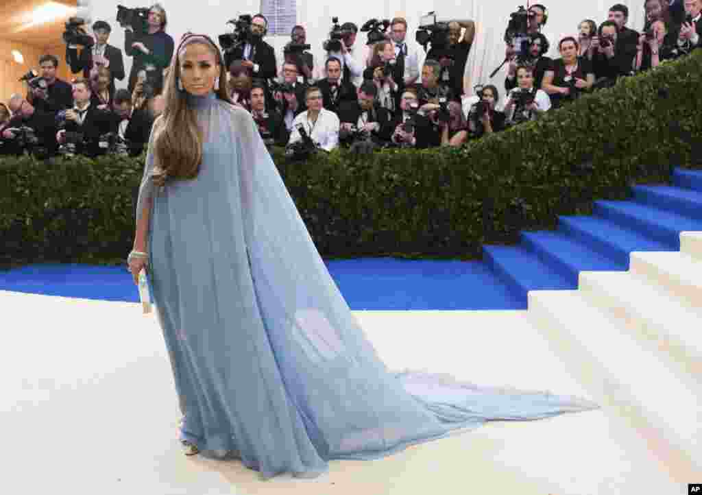 جنیفر لوپز در مت گالا ۲۰۱۷، مراسم مد و لباس به نفع موزه متروپولیتن در نیویورک
