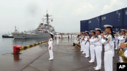 美国海军太平洋舰队的“阿利·伯克”级导弹驱逐舰“本福德”号（USS Benfold DDG-65）2016年8月8日访问中国北海舰队青岛军港。中国军乐队奏乐。