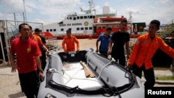 Wilayah Pencarian Pesawat dan Korban AirAsia Diperluas