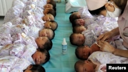 Bayi-bayi yang baru lahir mendapatkan vaksinasi di rumah sakit kota Aksu, provinsi Xinjiang, China (foto: dok). Tingkat kematian bayi di dunia turun drastis dalam 22 tahun terakhir. 