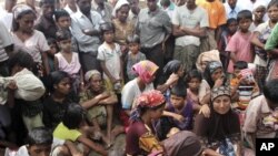 စစ်တွေမြို့က ဒုက္ခသည်စခန်းကို ရောက်လာကြတဲ့ မူစလင် ဒုက္ခသည်တချို့။ (အောက်တိုဘာလ ၂၈ ရက်၊ ၂၀၁၂)။