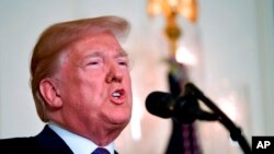 美国总统川普在白宫外交接待室讲话。（2018年4月13日）