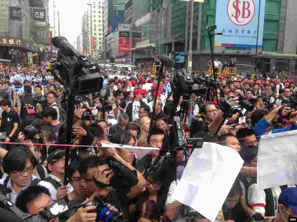 香港警方星期三上午展开强行清场行动（美国之音海彦 拍摄)。