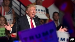 미국 공화당의 도널드 트럼프 대선후보가 19일 플로리다주 포트마이어스 선거유세에서 연설하고 있다.