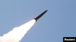 북한이 지난 9일 김정은 국무위원장의 지도 아래 조선인민군 전방 및 서부전선방어부대들의 화력타격훈련을 실시했다면서, 단거리탄도미사일로 추정되는 발사체 발사 장면을 공개했다.