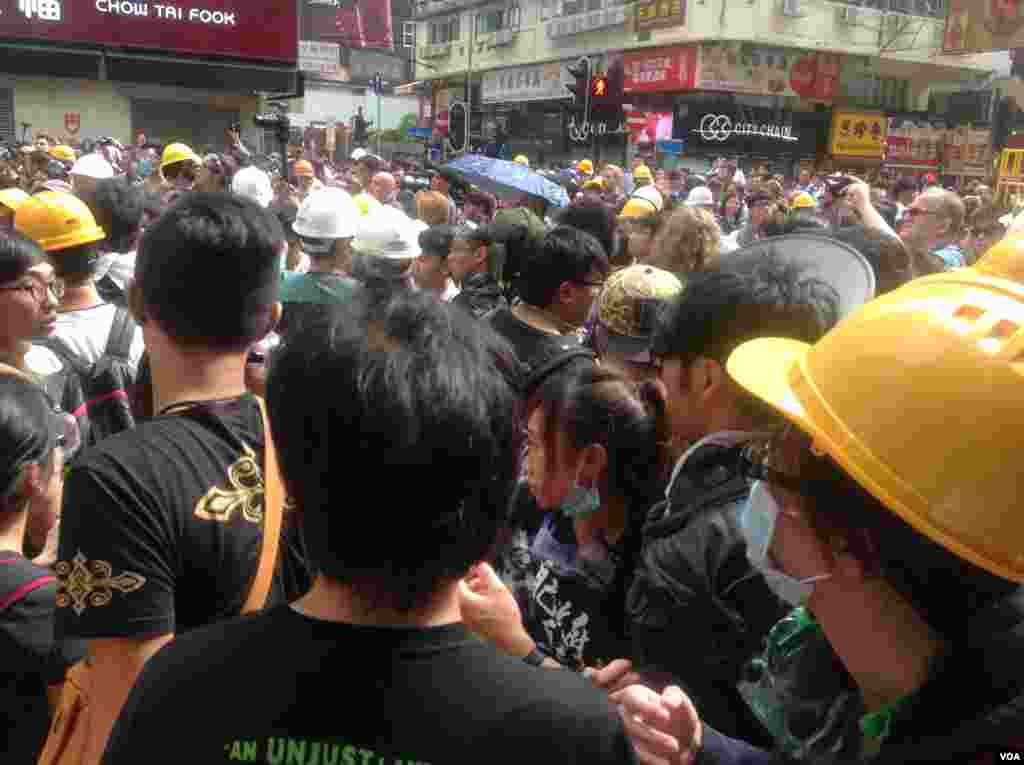 香港警方星期三上午展开强行清场行动（美国之音海彦 拍摄)。